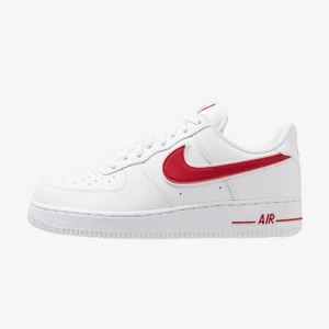 SÖKER! Nike air force 1 med röd logga - Strl 36/36,5 möjligtvis 37. Har ni ett par, ge mig ett pris så kan vi nog komma överens :)