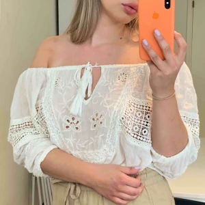  - Drömmig blus från abercrombie & fitch. Man kan ha den så axlarna syns eller som vanligt. Strl small