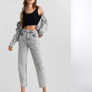 Mom jeans - Snygga mom jeans i grå tvättning!! Jättesnygga på, storlek 34. Använda 3-5 gånger, säljer för 250 + frakt