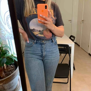  - Mom jeans från monki, modell kimomo. Storlek 27 i midjan. 