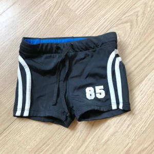 badshorts bebis/barn + cykelhjälm - badshorts för bebis/litet barn, storlek 86/92. köpta på lindex och använda kanske en gång om ens det. 10kr.   cykelhjälm för litet barn. 50kr