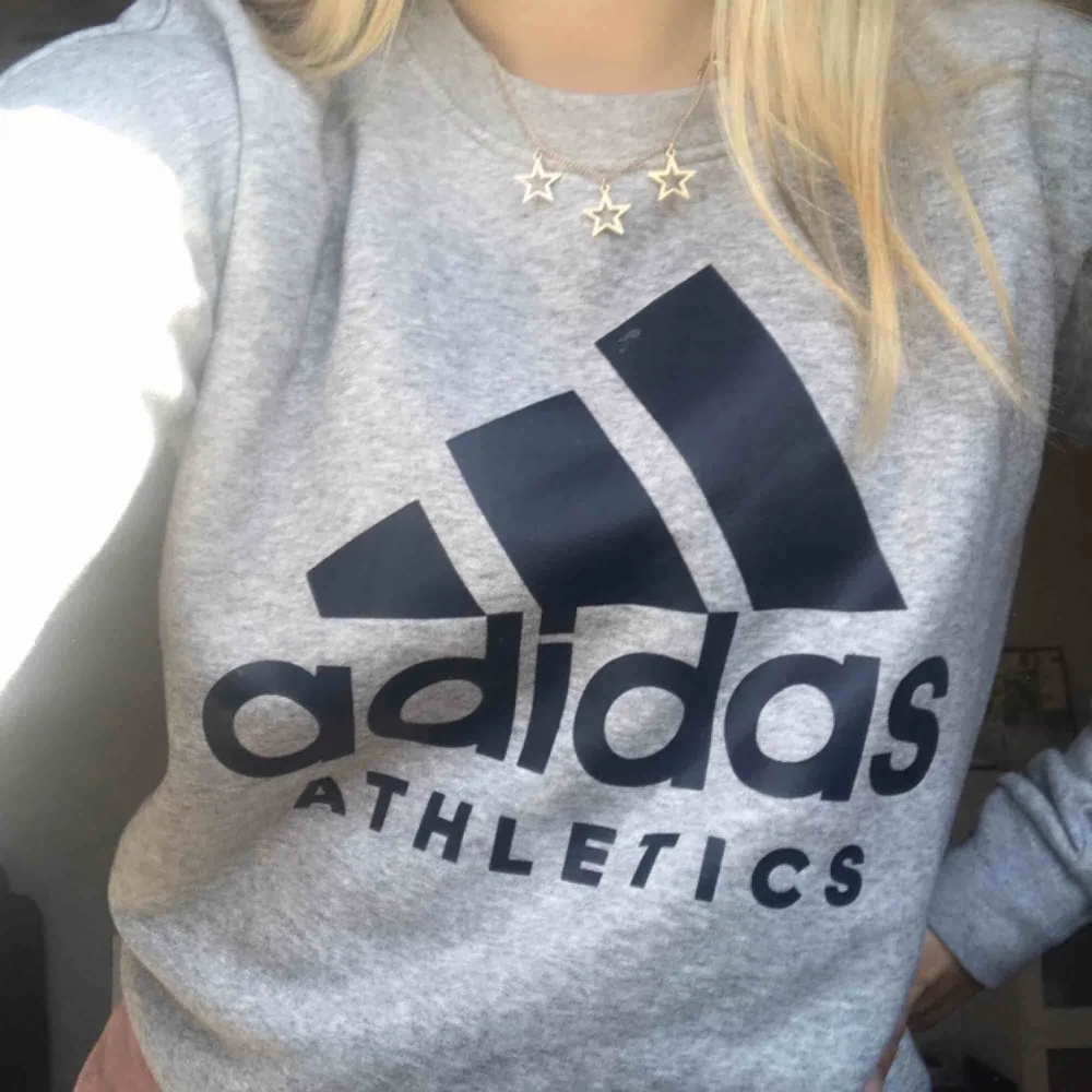 Superskön sweatshirt från Adidas 🖤 Jättebra skick och väldigt bra material. Passar XS-M🥰 Skickas mot fraktkostnad. Tröjor & Koftor.