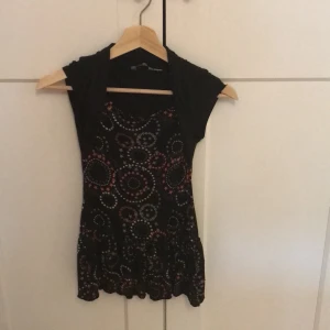 Svart klänning i strl 134/140 - Har knappt används och är i ett bra skick.