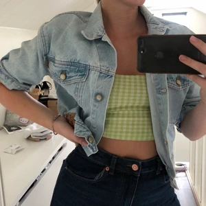 Kortärmad croppad jeans jacka - Super cool vintage jeans jacka som är både croppad och kortärmad. Så himla snygg nu till sommaren! Skulle säga att den är i en storlek S-M💕💕 om fler är intresserade så buda 