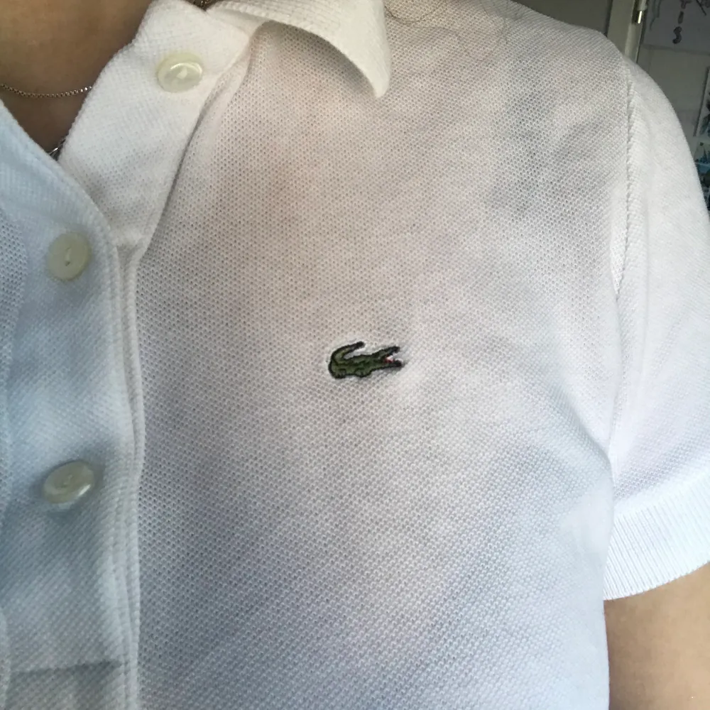 vit piké från lacoste som är avklippt och lite insydd på sidorna. inga fläckar! :). Toppar.