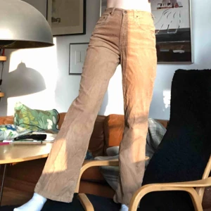  - Ljusbruna manchester byxor köpta på Humana! 