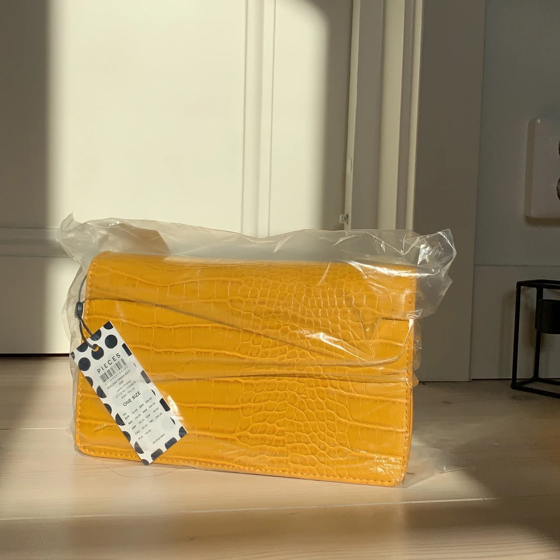 Pieces väska i fejk krokodilskinn  - 91
