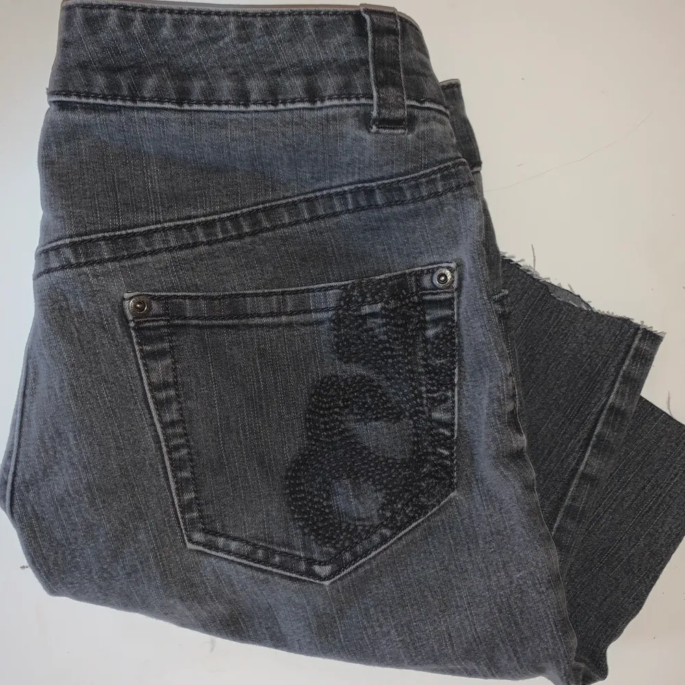 Supercoola jeansshorts i grått/svart (färgen syns bäst på sista bilden). Brodering i svarttråd på bakfickan💫 passar mig som är s men skulle nog passa en M eller en XS om man har skärp. . Shorts.