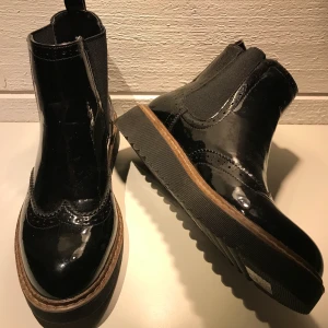 Skor 36 - Jättefina skor, svarta lite glansiga, är mera mot 37 än 36