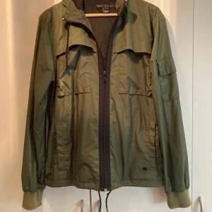 Marc Jacobs vindjacka strl M  - Sparsamt använd camouflagegrön Marc Jacobs vindjacka strl M. Möts upp i Sthlm eller postar. Köparen står för frakt. 