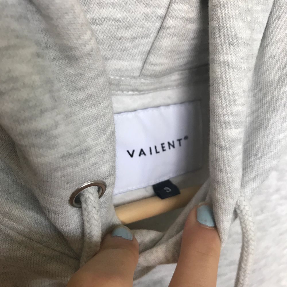 Grå hoodie från märket Vailent. Köpt för 699kr, säljer för 300kr. Använt fåtal gånger, sjukt snygg storlek S oversized. Pris kan diskuteras. Pm för bilder med tröjan på!. Huvtröjor & Träningströjor.
