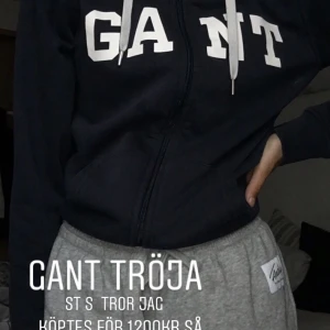 Gant tröja  - Säljer en gant Hoodie st: Xs marinblå köptes för 1200kr på hedefashion outlet i Kungsbacka ge bud!❤️❤️