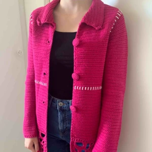 Vintage kofta - Väldigt fin vintage broderad kofta 🌺 Fint broderat mönster längst ner. Ceriserosa färg med vita detaljer. Knappar fram. Så gott som oanvänd! Storlek 1 Nypris - 2500 kr