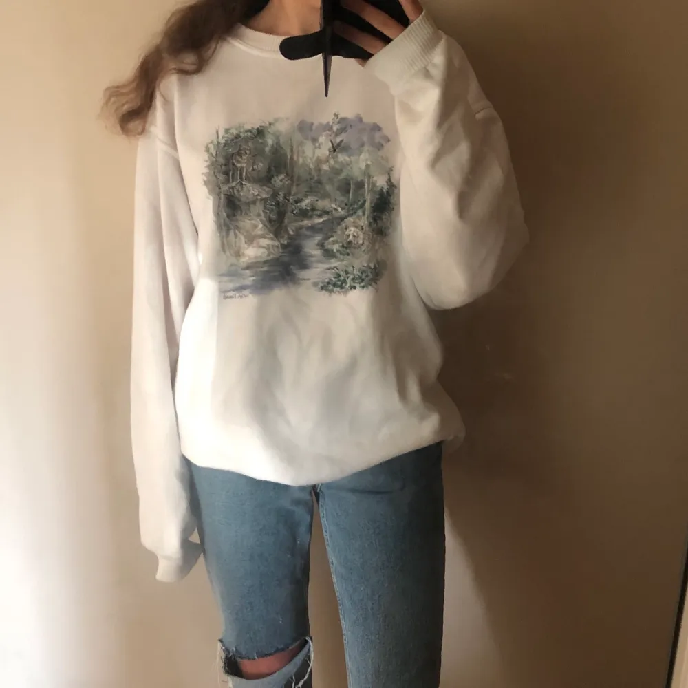 Finaste tröjan med perfekta vita färgen! Har ett tryck med djur i vacker natur😍 Tror det är en herrmodell, och sitter oversize på mig som är small💗 Säljer endast vid bra bud då jag verkligen gillar den. . Neuletakit & Villapaidat.