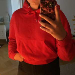 En jätteskön röd hoodie ifrån hm🥰 säljer då den inte kommer till användning🥰 modellen är lite croppad och har en stor luva. Köparen står för frakt⚡️