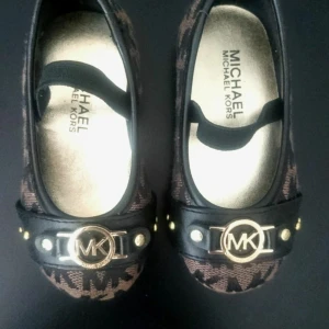 Michael Kors MK Barnskor 5 - Helt nya jätte fina klassiska MK barnskor. Endast testade, men var för små. Köpta i USA. Storlek 5  Har ej kvitto tyvärr, då det var en gåva.  Endast frakt och överföring till bank-konto. Kan även tänka mig byta mot något beroende på vad.