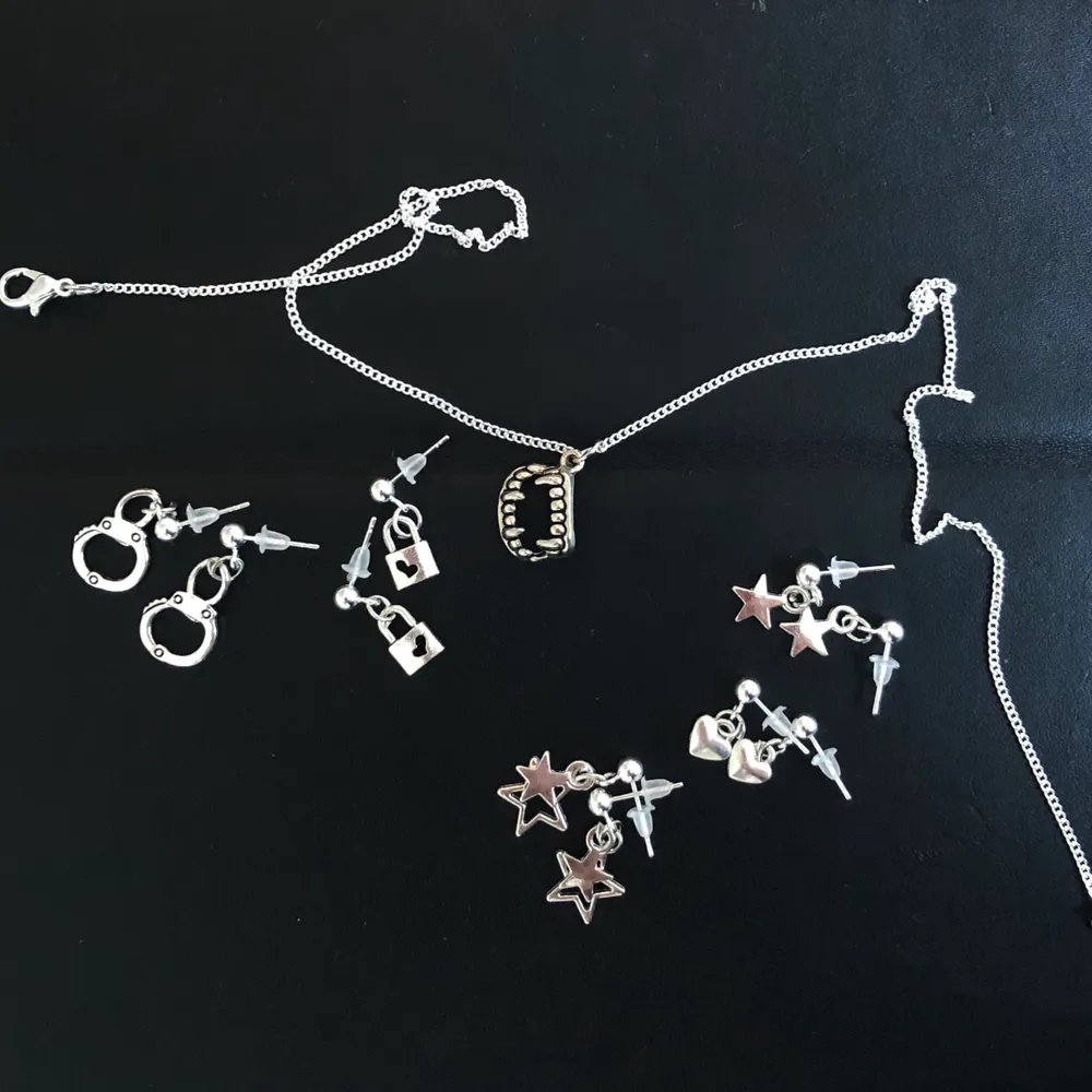 NYTT SLÄPP av örhängen och ett halsband med huggtänder😍 De finns bara ett begränsat antal av halsbandet!  SWIPE för stylingtips💕  Örhängena: 55kr  Halsbandet: 85kr (Instagram: @alvasellout ⚡️). Accessoarer.