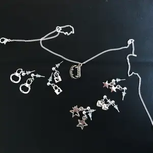 NYTT SLÄPP av örhängen och ett halsband med huggtänder😍 De finns bara ett begränsat antal av halsbandet!  SWIPE för stylingtips💕  Örhängena: 55kr  Halsbandet: 85kr (Instagram: @alvasellout ⚡️)