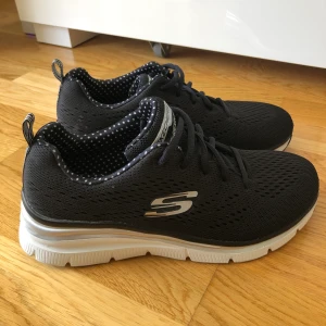 Skechers lite-weight air-cooled mamory f - Skechers lite-weight air-cooled memory foam skor  •Använda 1 gång, är som nya •Superbekväma •Storlek 39 •Pris: 450 kr •Inköptspriset var 987 kr 🚫Djurfritt och rökfritt hem 📍Kan mötes upp i Mölnlycke 📬Kan skickas mot fraktkostnad(63 kr)