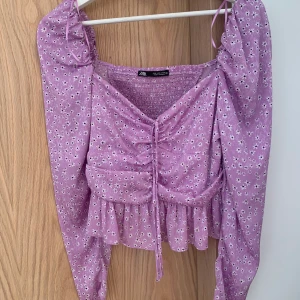 Topp/blus från zara strl xs/S - En söt blus från zara i ett bra skick med liten puffärm! Funkar i både xs/s