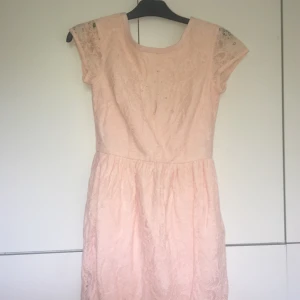 Aprikos färgad klänning säljes  - Storlek 36 nästan aldrig använd. Köpt från H&M. 