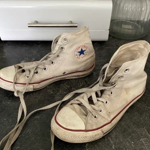 Vita converse  - Säljer dessa i storlek 38 hör av dig för intresse💞💞 frakt: 66kr målat på ett Playboy märke som man ser på bild 2💖