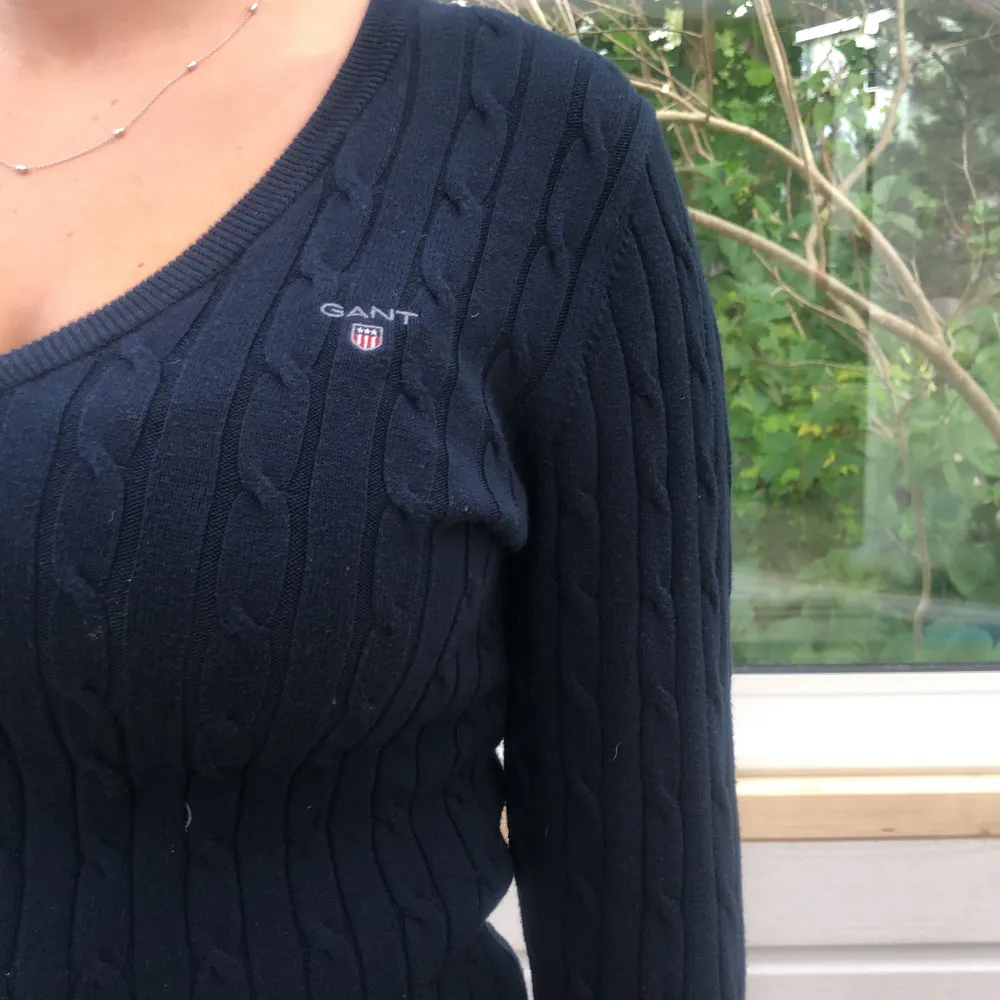 En v-ringad kabelstickad tröja från Gant i bra skick i storlek S. Köpt för 1200kr, köpare står för frakt! . Stickat.