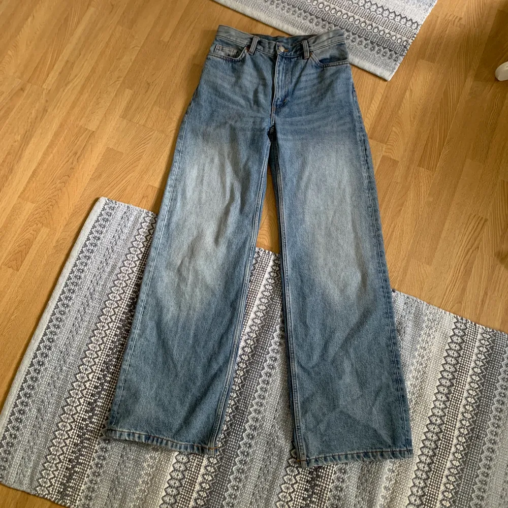 säljer dessa fina jeans i modellen yoko från monki. köptes av en annan här på plick men de var för stora för mig. säljer för 299kr + frakt kan även byta mot ett par i strl w24. Jeans & Byxor.