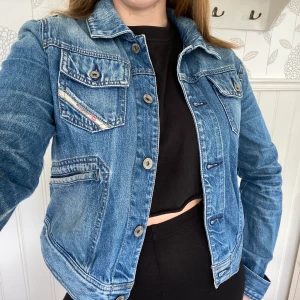 Diesel jeansjacka i storlek S/M - Diesel jeansjacka för 140kr. På jackan står det storlek XL men den passar snarare som en S/M. Möts upp i Gävle eller fraktar för 88kr.