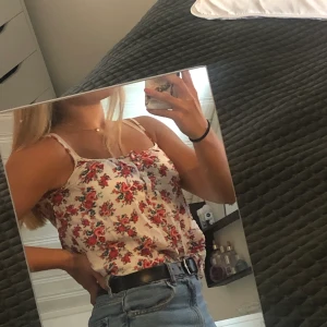 Fin blommig topp - Fint linne som inte kommer till användning, frakten ingår inte💗