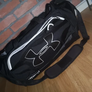 Under armour  - Väska, märke under armour. Denna är helt klart en av de större väskorna. Du får plats med mycket! 