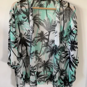 Kimono/strandplagg i storlek S - Härlig luftig kimono i perfekt skick. Skriv för fler bilder! 