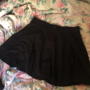 ”Flowig” kjol  - Storlek M, lite nopprig men annars i fint skick