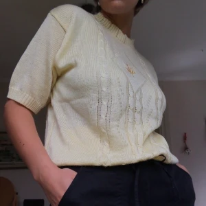 Superfin vintage-tröja - Superfin, ljusgul stickad t-shirt som är riktig vintage! Håret blir lite elektriskt av den men annars är den felfri☺️❤️ FRI FRAKT :)