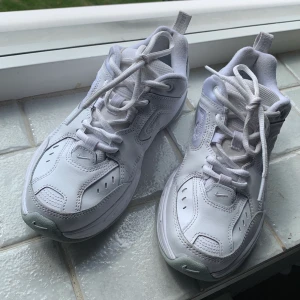 Nike M2K TEKNO - Nike M2K tekno white/pure platinum. Använda ett fåtal gånger, då jag köpt fel storlek. Köpta i maj. 
