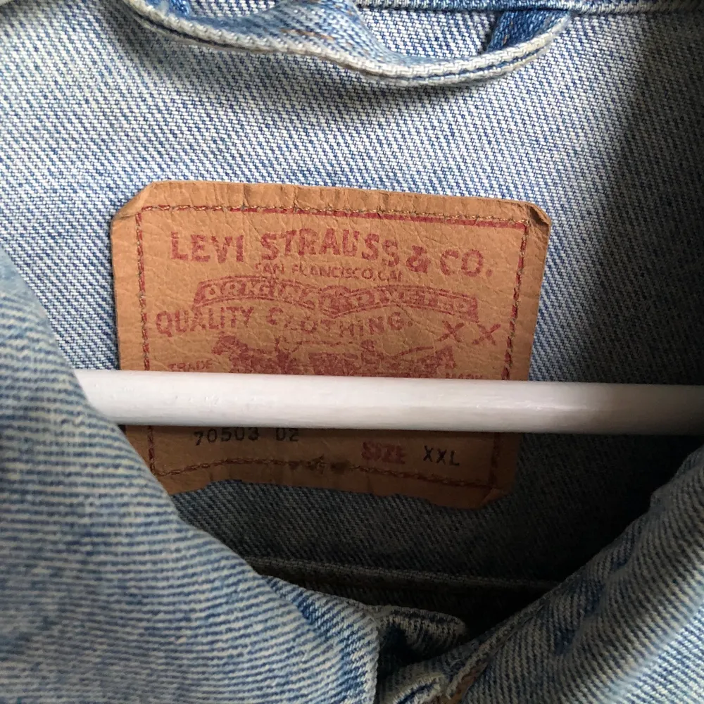 Riktigt snygg oversized jeansjacka från Levi’s. Kan tänka mig att sänka priset vid snabb affär. Köparen betalar frakt.. Jackor.
