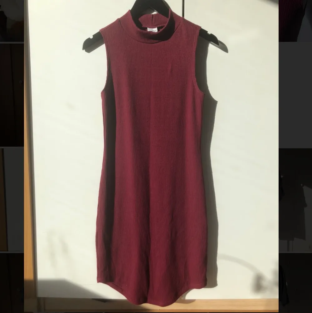 Huur snygg är inte denna vinröda ribbade midi klänningen?! 😍 Storlek S från Gina Tricot och använd endast 1 gång.. Klänningar.