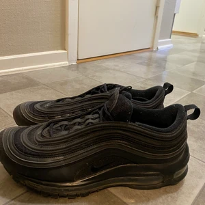 Nike air Max 97 - Skit snygga skor, använda ett fåtal gånger men i bra skick. Lyser i mörker 