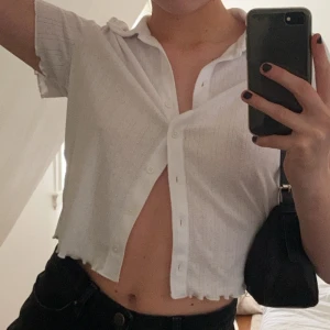 super söt skjorta - as fin skjorta! aldirg använd då jag inte passar i den! FRAKTEN INGÅR I PRISET!!