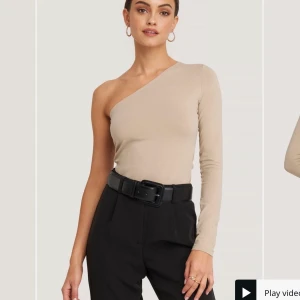 Begie tröja med en arm - Jätte från träja från Nakd med bara en arm. Väldigr bra tyg. Passar en S kanske en M. Skriv för bils hur den sitter på. Köparen står för frakten. Buda från 90kr