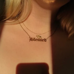 Blessed necklace guld - Supersnyggt halsband med ordet ”blessed”! Köptes i Los Angeles för ca 100kr, säljer pga att jag mest använder silver smycken och den inte kommer till användning. Använd endast 1 gång och är alltså i nyskick!! Jag kan mötas upp runt T-centralen!