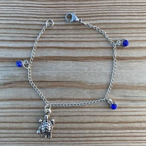 Charity Chains ”SAVE THE TURTLES” - Vid köp av ett av våra ”SAVE THE TURTLES” armband går 15% till SEE Turtles. En donation (ett armband) räddar ca 14 sköldpaddsbebisar! Vi finns på instagram (@charity.chains) och kan även kontaktas via mail (charitychain.info@gmail.com) 💙💙💙 