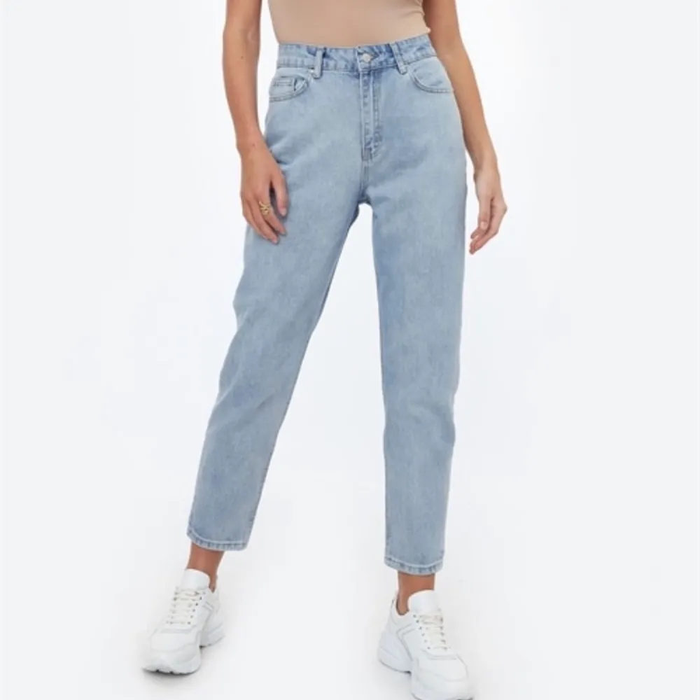Säljer nu mina mom jeans från chiquelle från förra året!! Storlek 34, jag är 165 cm.🦋  290 kr!. Jeans & Byxor.