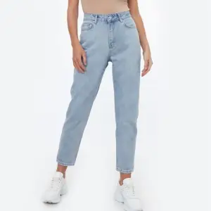Säljer nu mina mom jeans från chiquelle från förra året!! Storlek 34, jag är 165 cm.🦋  290 kr!