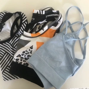 Tre supersköna sport-bh:ar  - Säljer dessa tre till priset av en. Två av topparna är från Ullared och den blåa kommer ifrån Rönnisch. Vid intresse kan jag skicka mer bilder. Köparen står för frakt!