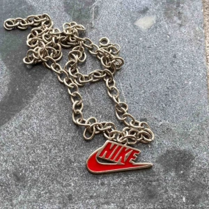  - As coolt Nike halsband. Har 2 st i lager. Frakten är inkluderad 