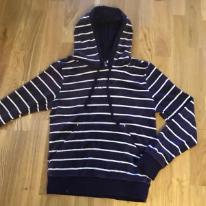 Hoodie - Väldigt fin hoodie, perfekt till hösten nu och vintern som är påväg! En S/M! Kan tänka mig att sänka priset vid snabb affär!