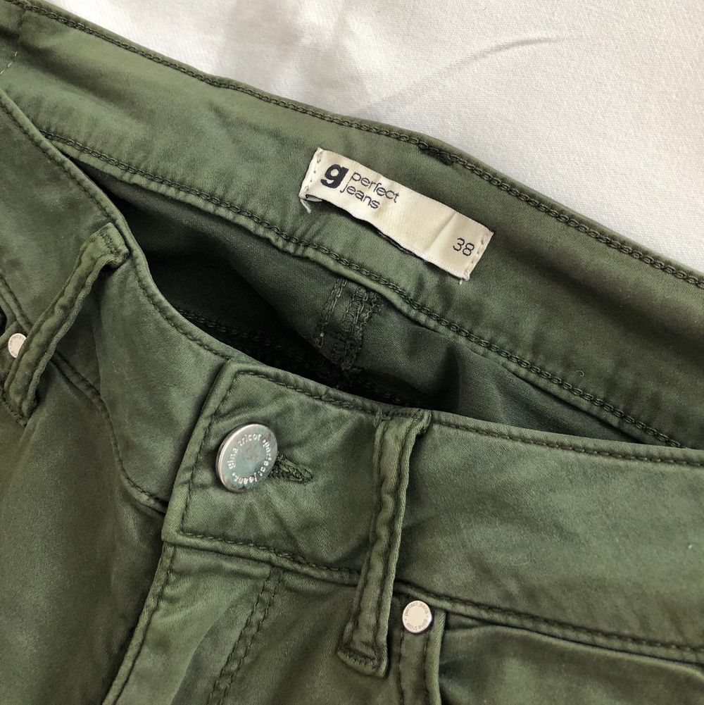 Militär/ cargo byxor från Gina Tricot. Byxorna är super sköna och säljs pågrund av att jag ej har användning för de. Byxorna är endast använda ett fåtal gånger och är i bra skick. Frakt ingår inte i priset! Byxorna är köpta för några år sedan för runt 500. Jeans & Byxor.