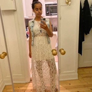 H&M Divided white lace long dress - Perfect for summer parties! Size medium. Old but only worn twice. Free delivery within Stockholm! Payment by Swish.