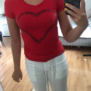 LOVE MOSCHINO T-shirt - Säljer en röd LOVE MOSCHINO t-shirt i storlek 34. Använt fåtal gånger och i mycket bra skick. 💗